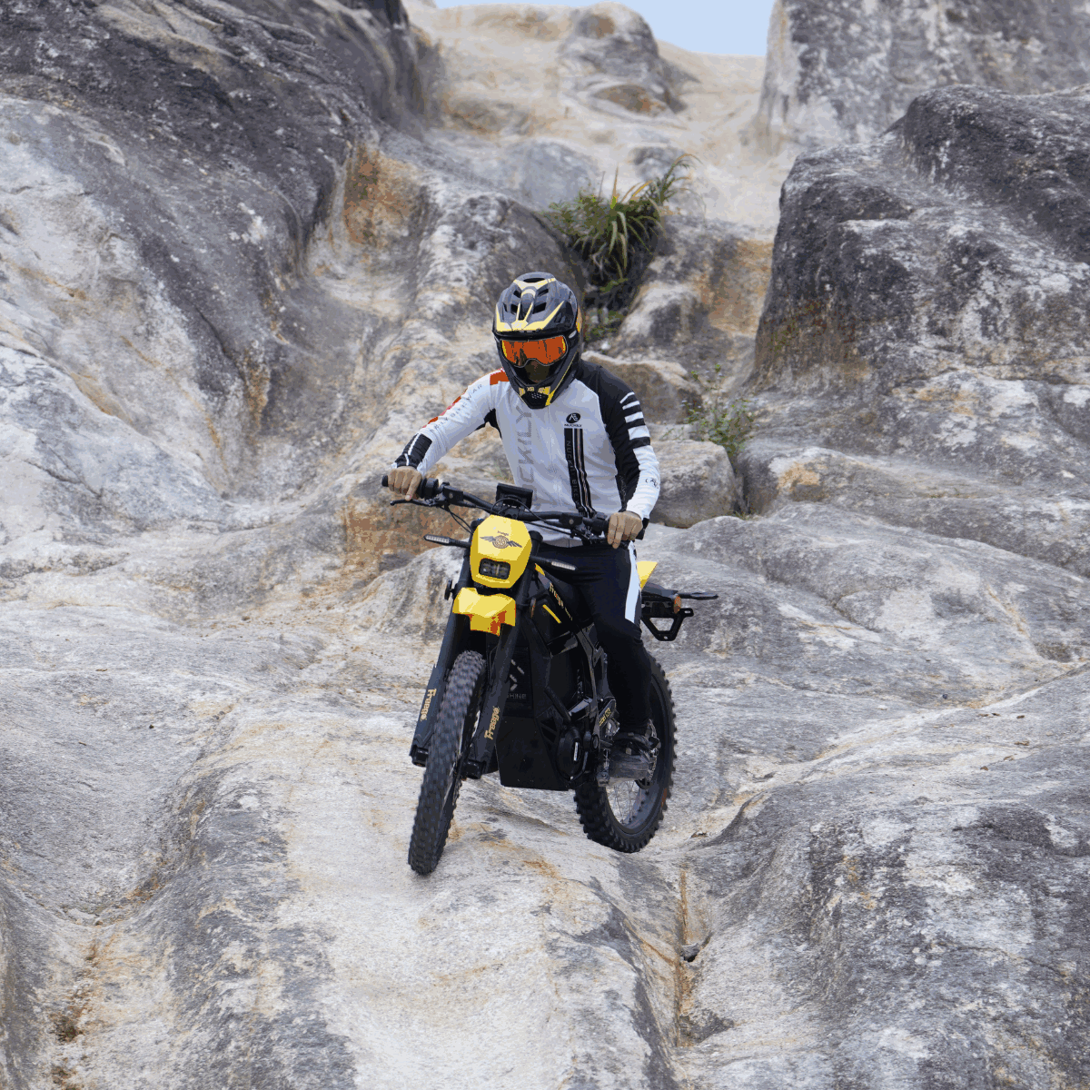 Rider descending steep rocky path on Freego Nova 5 electric dirt bike.