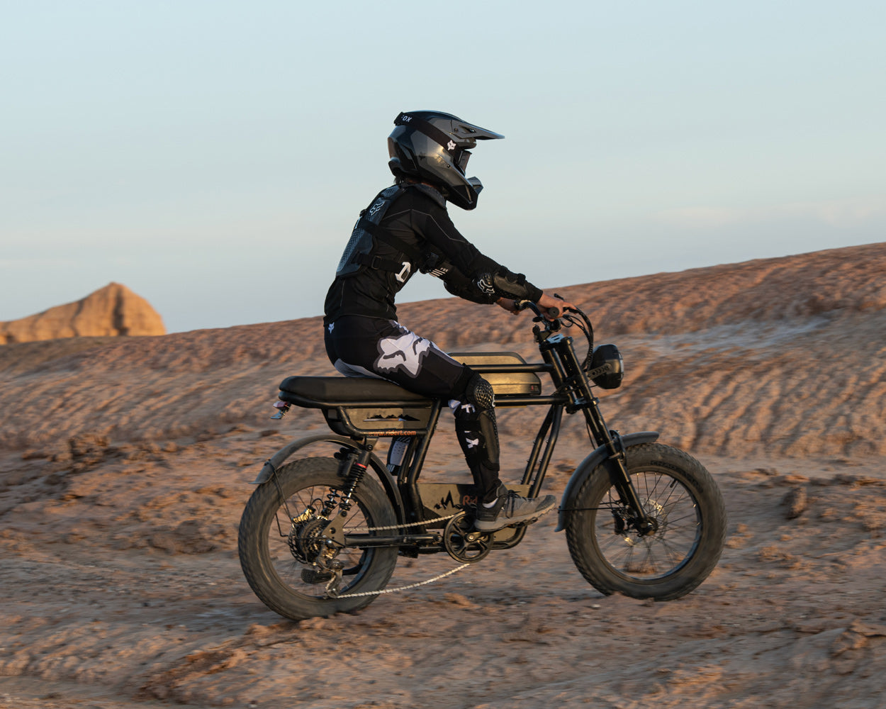 Rider on ridingtimes GT33 cross a rugged landscape