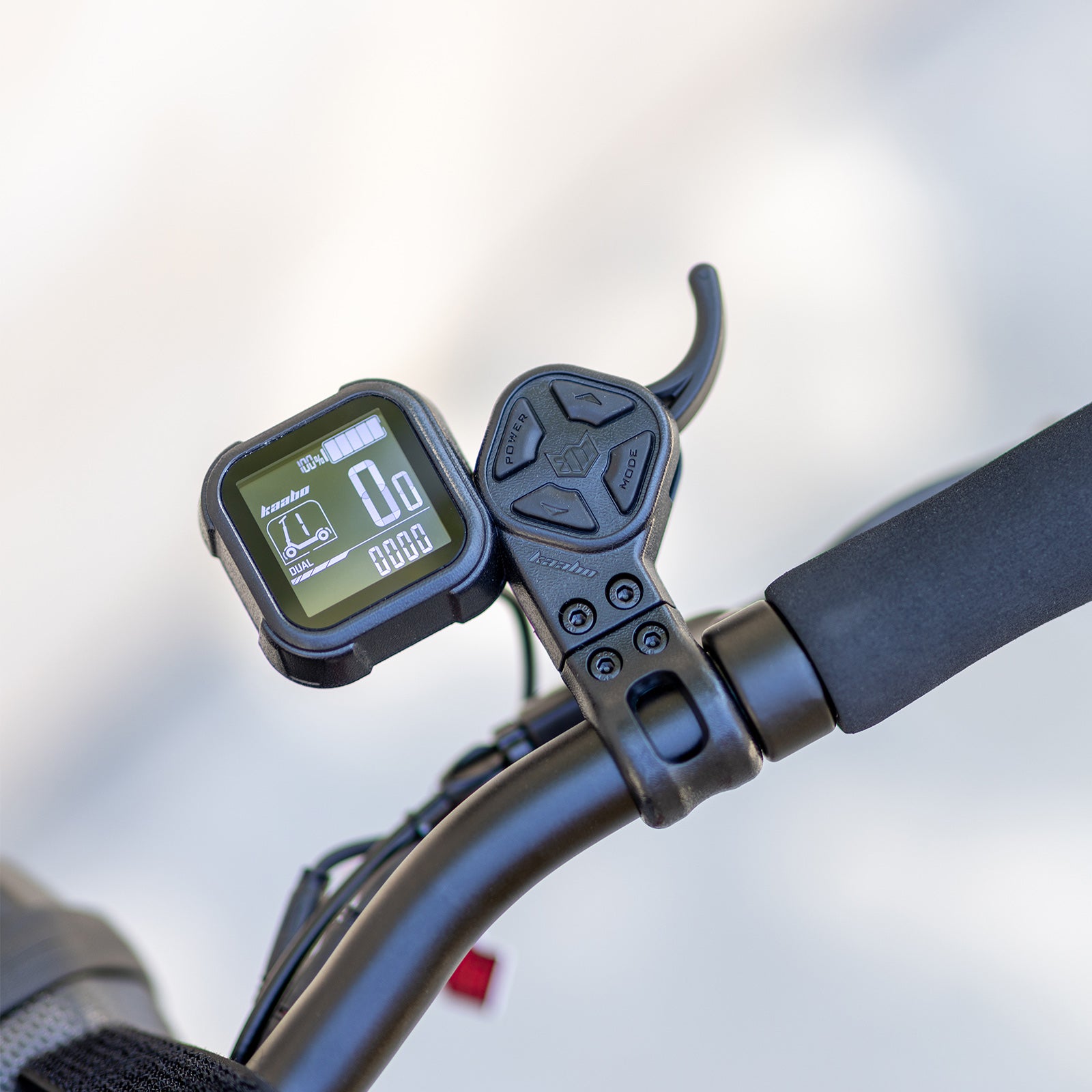 Kaabo Mantis 8 Lite LCD display and throttle on the handlebar, showing speed, battery level, and riding mode.